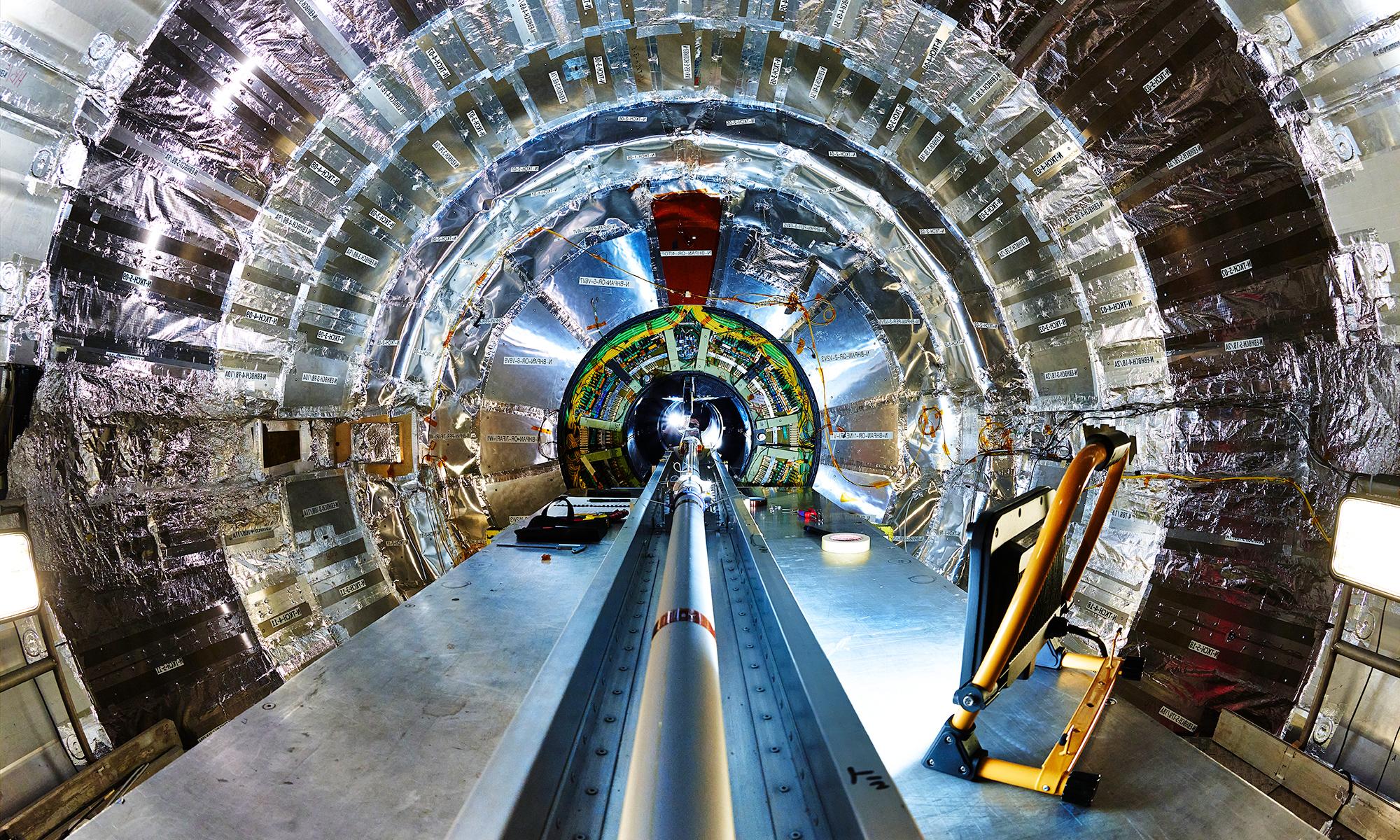 欧洲核子澳门威尼斯人网上赌场中心的CMS探测器内部, 显示了一个巨大的中央光束管，周围是一个银色的圆柱形探测器.